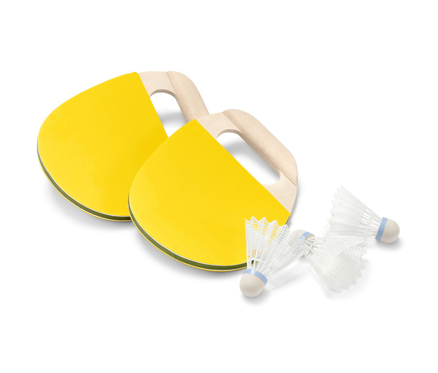 Deux raquettes jaunes et trois balles blanches avec une bande bleue du kit de padminton.