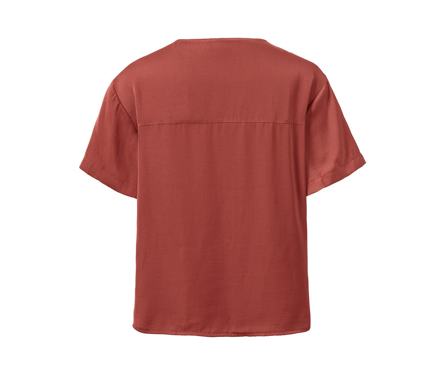 Détail d'un chemisier-tunique en satin.