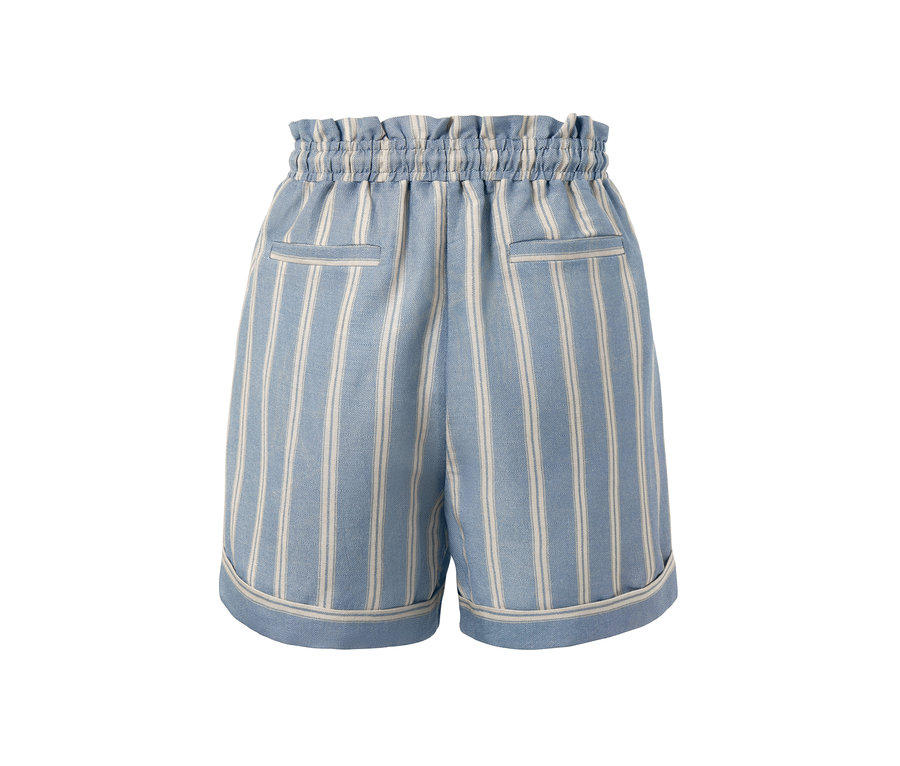 Vue détaillée d'un short en lin mélangé bleu fumé avec des rayures verticales blanches.