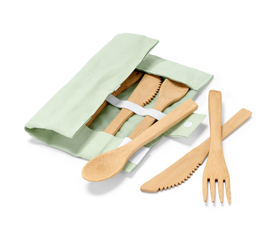 Couverts de pique-nique dans un étui vert.