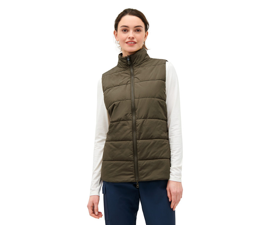 Une femme porte un manteau d'extérieur 3 en 1 gris.