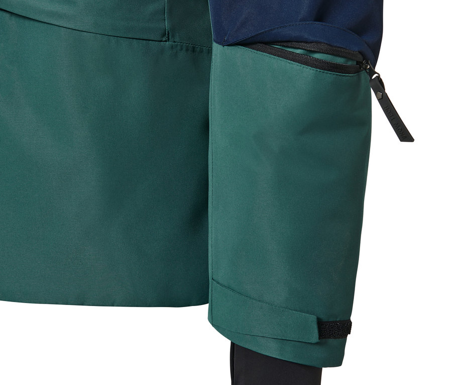 Détail d'une veste de ski bleu et verte.