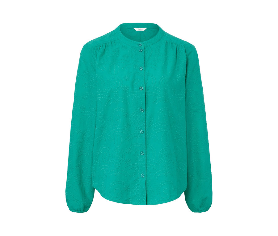 Chemisier à broderie vert.