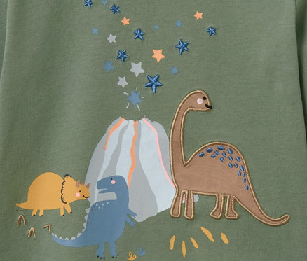 T-shirt enfant vert à manches longues avec des motifs de dinosaures.