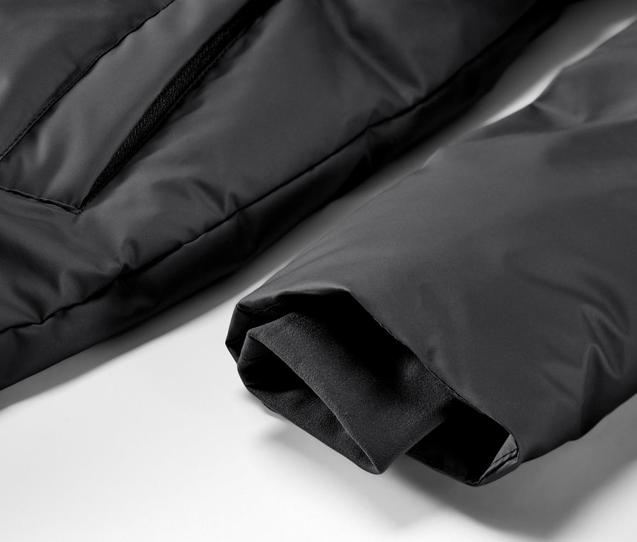 Détail d'un imperméable d'hiver avec une poche et un bord de manche.