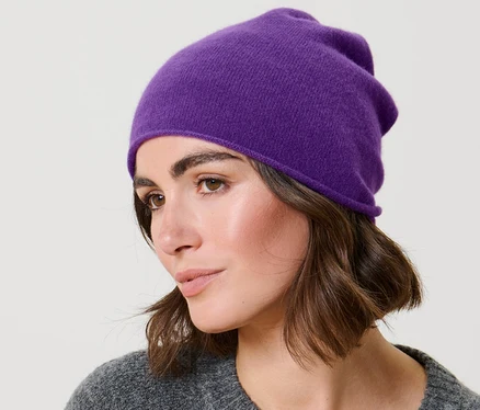 Femme portant un bonnet en cachemire.