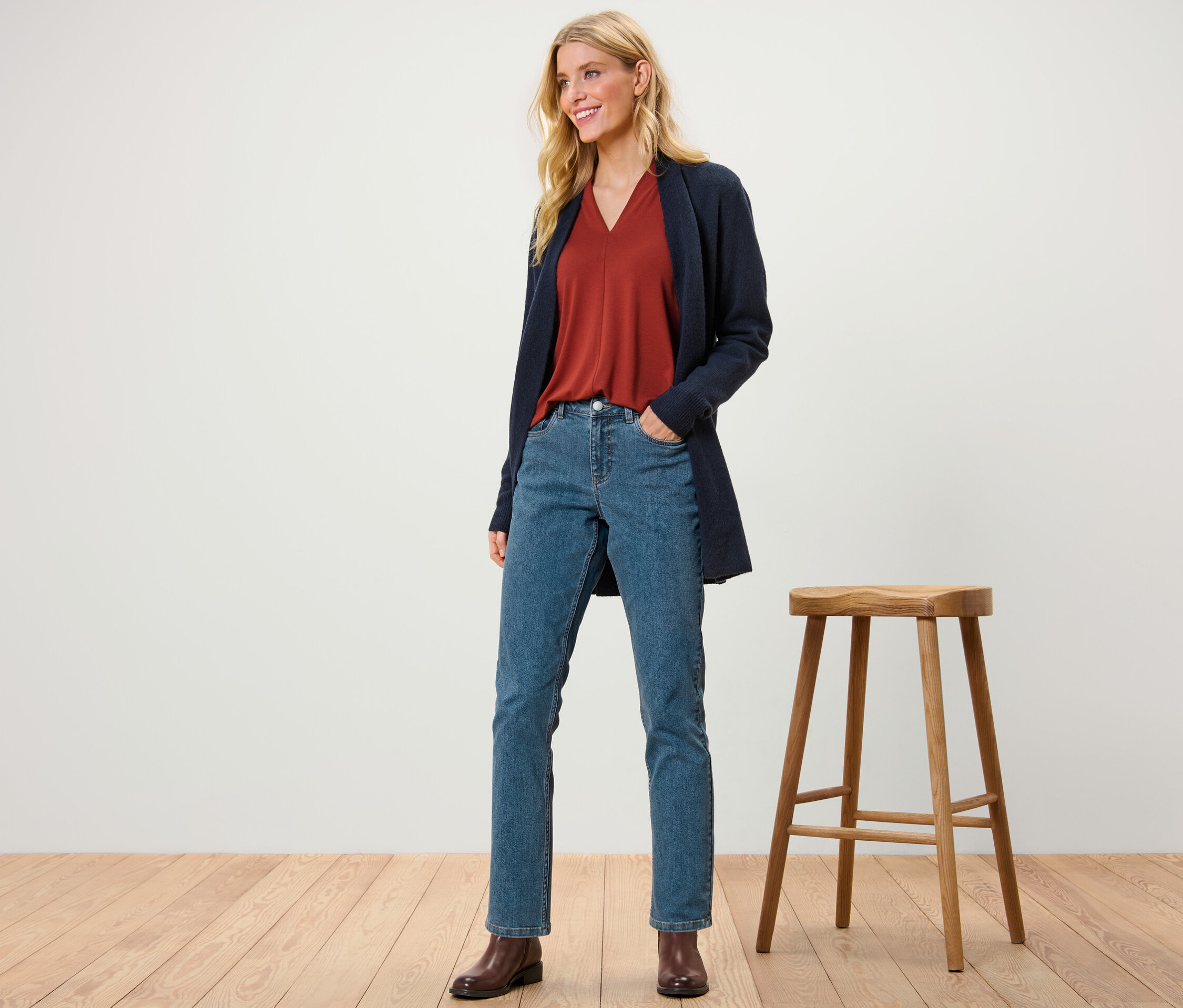 Une femme pose en jean droit – Fit « Juna », un haut et un blazer.