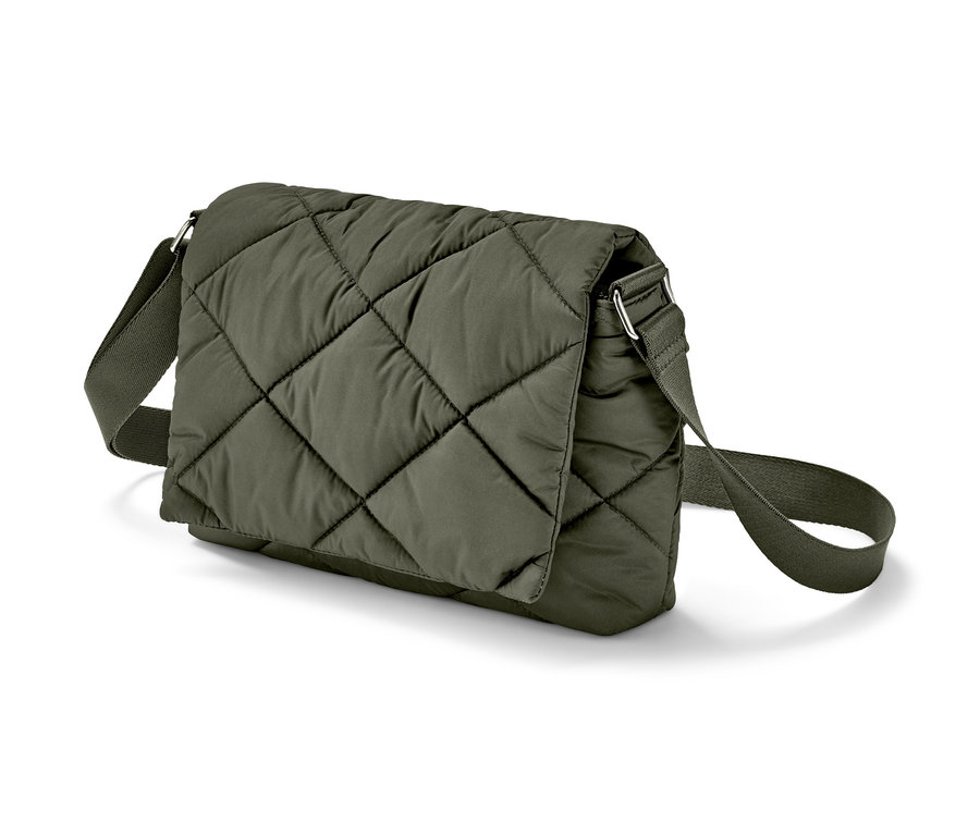 Un sac matelassé à bandoulière olive sur un fond blanc.