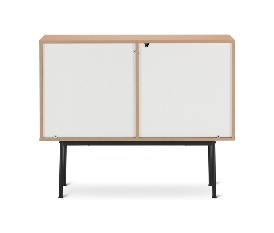 Une console »Finnsbo« avec tiroirs sur fond blanc.