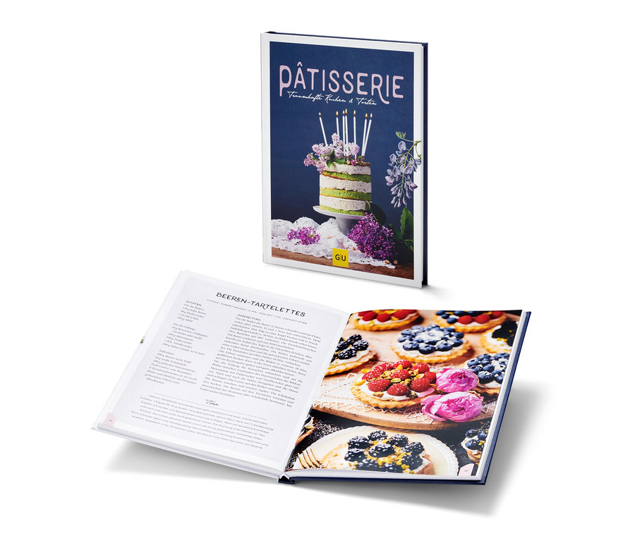 Deux livres de cuisine, dont un livre « Pâtisserie », ouvert à une page avec une recette de tartelettes aux fruits.