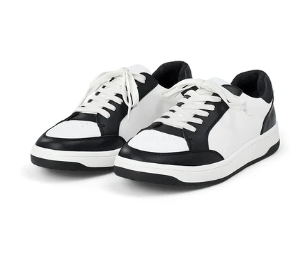 Deux baskets en cuir noires et blanches avec des lacets blancs.