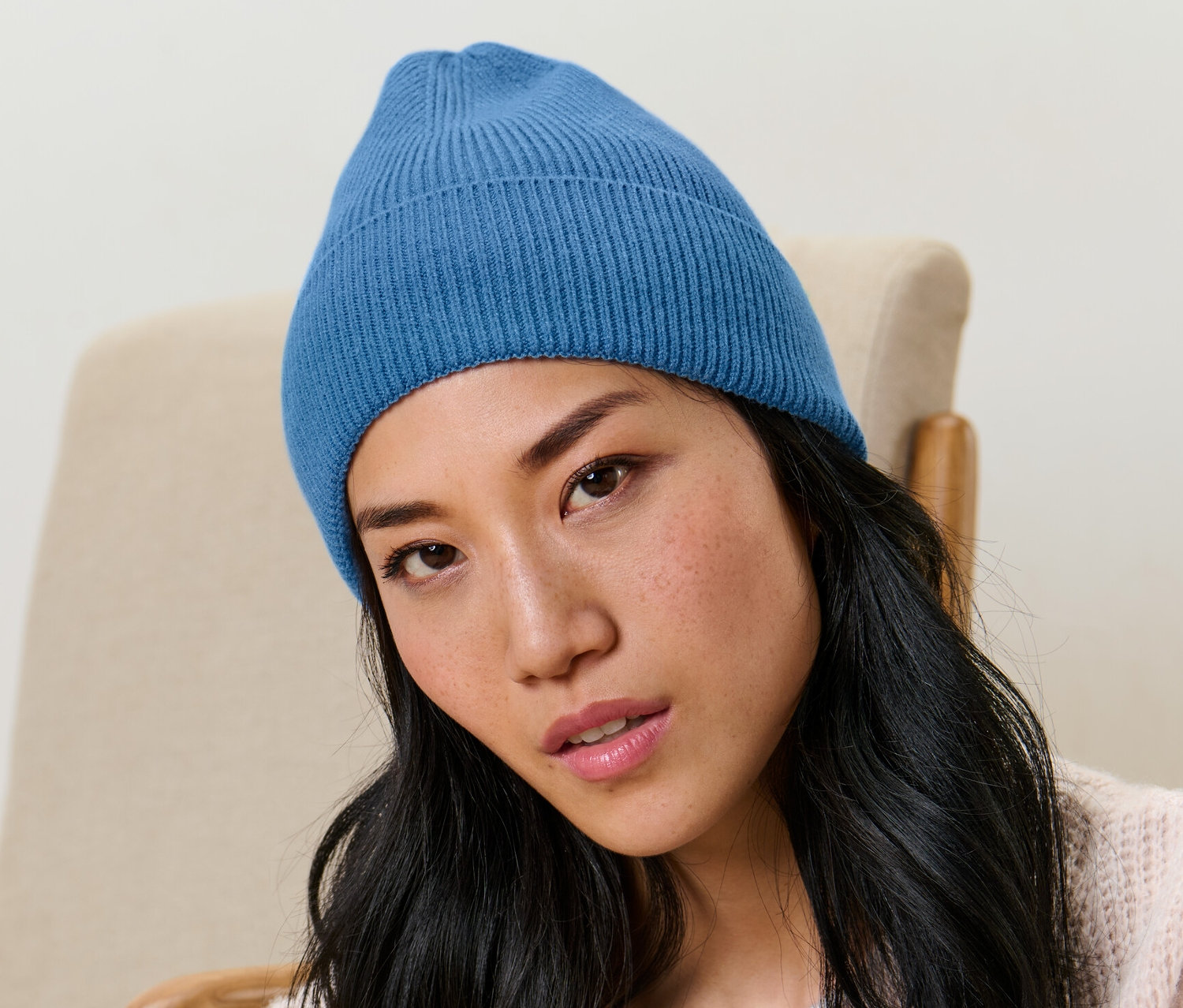 Portrait d'une femme portant un bonnet en maille.
