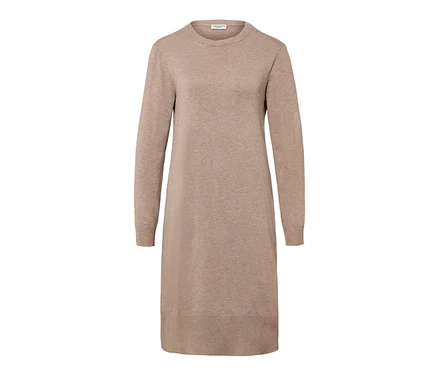 Une robe en maille fine beige à manches longues.
