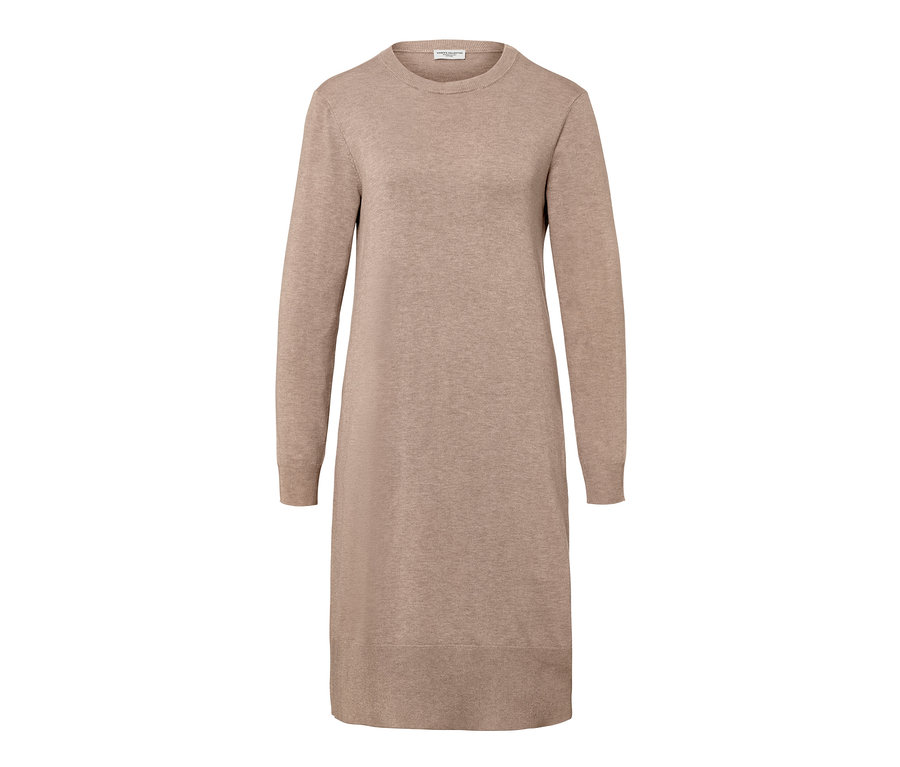 Une robe en maille fine beige à manches longues.