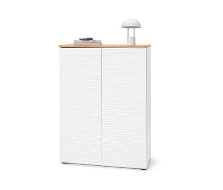 Armoire à chaussures avec des livres, des clés et une lampe sur le dessus.