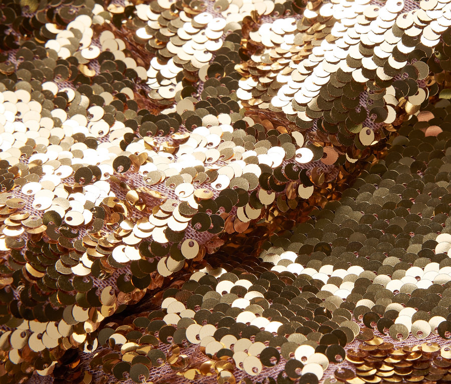 Gros plan sur une veste à paillettes pour enfants.