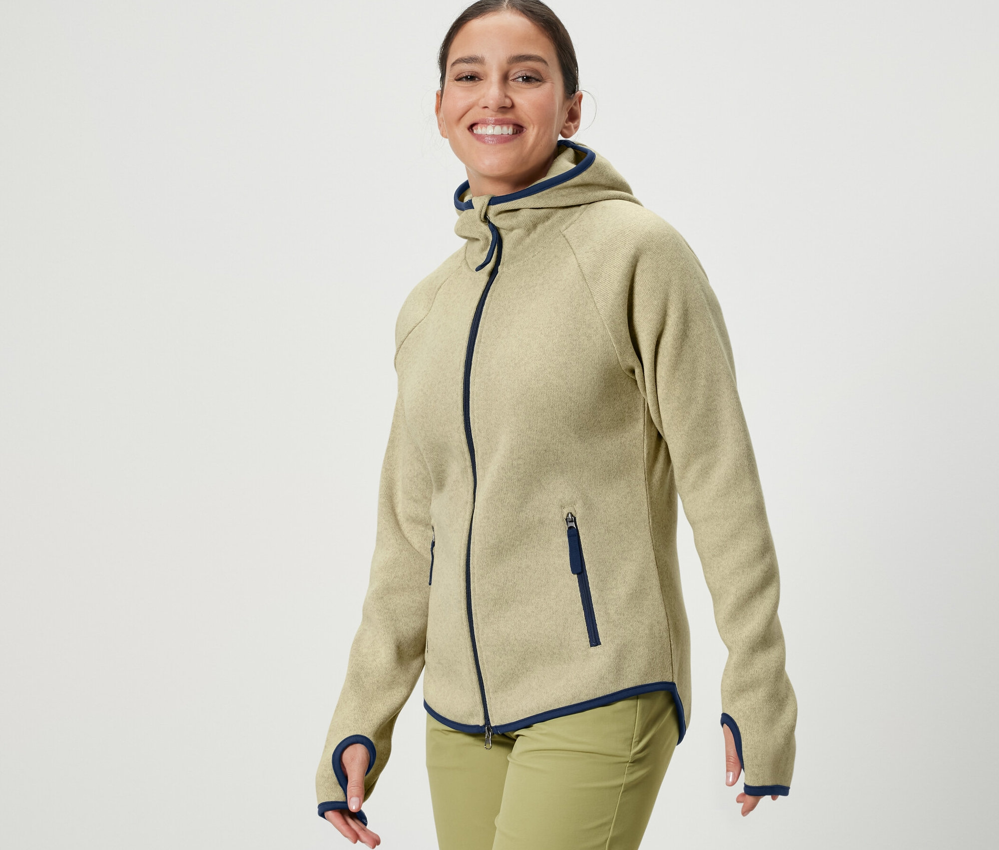 Une femme porte une veste en polaire tricotée jaune.