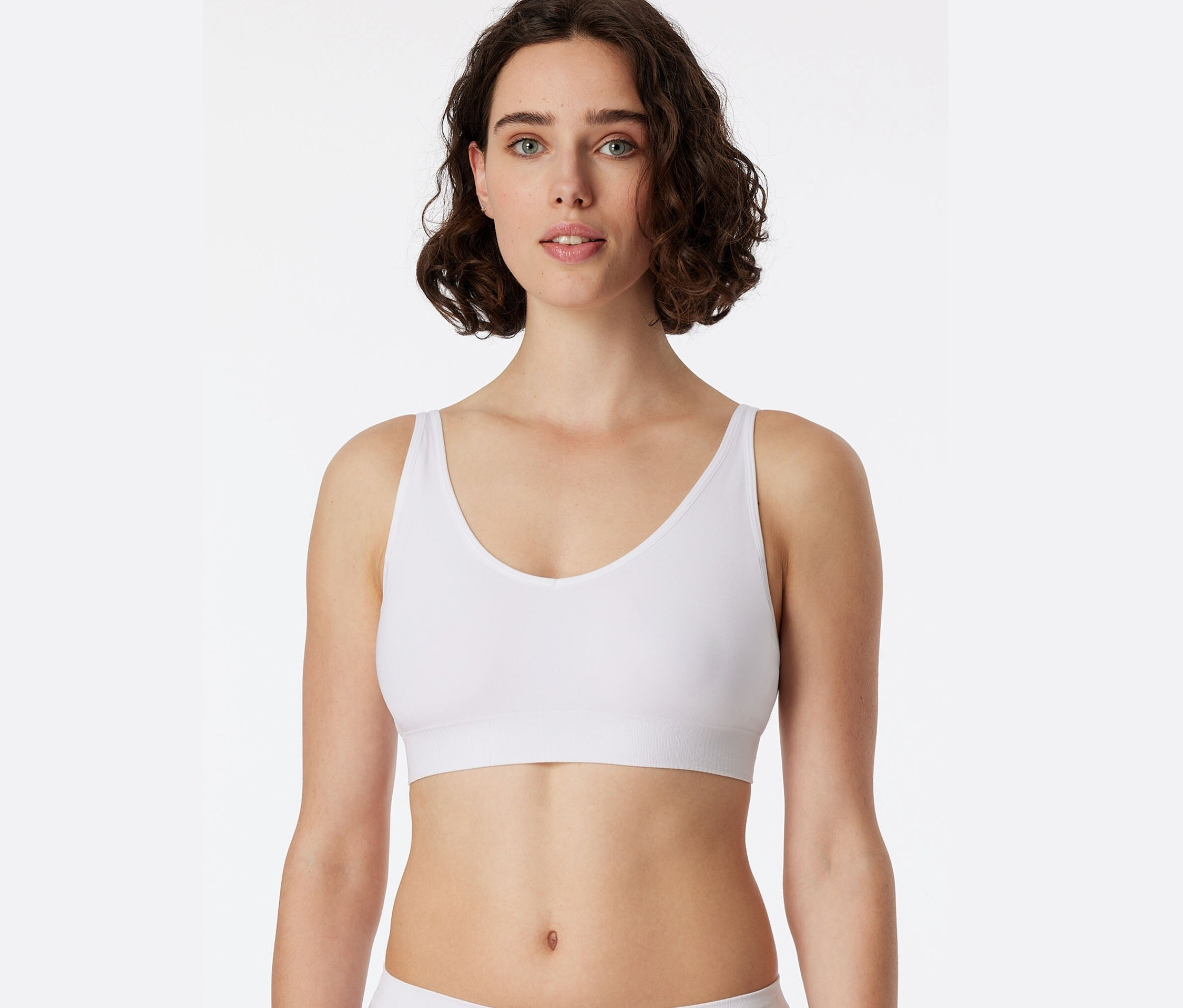 Femme portant une brassière douce SCHIESSER blanche avec coussinets.