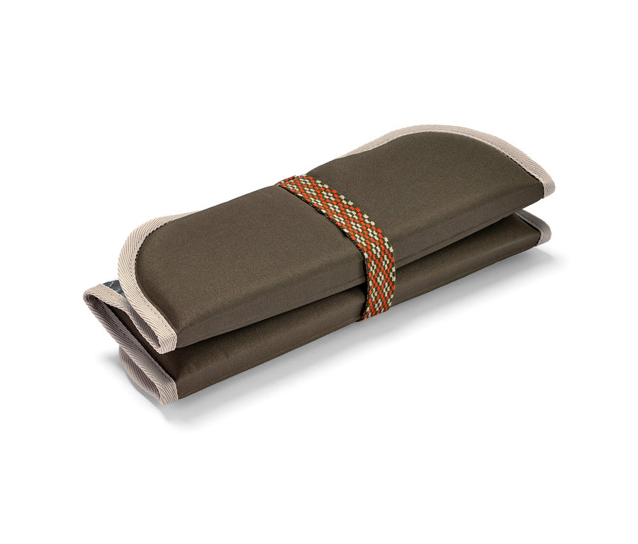 Un coussin d’assise thermique pliable olive maintenu par une sangle à motifs.