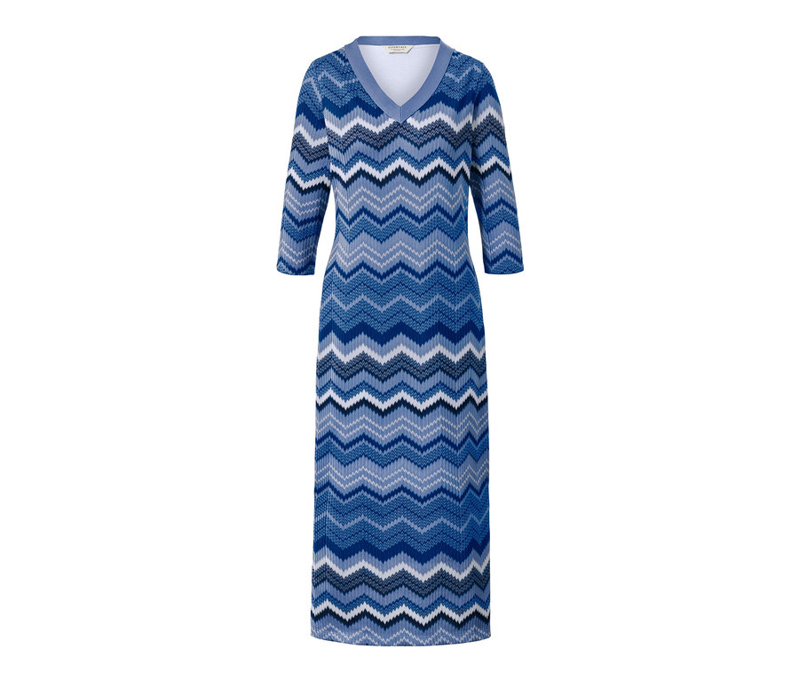 Une robe en maille bleue avec un motif en zigzag.