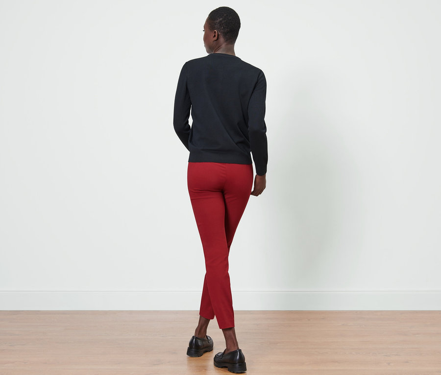 Femme portant un pantalon stretch rouge.