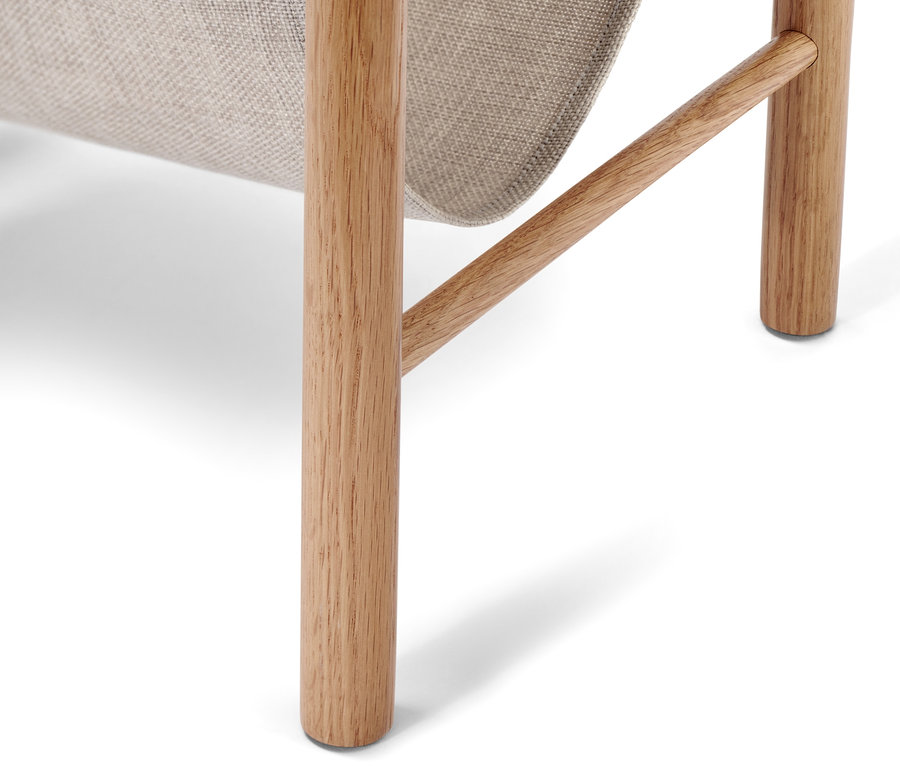 Gros plan sur les pieds d'une table d'appoint avec rangement à boucles.