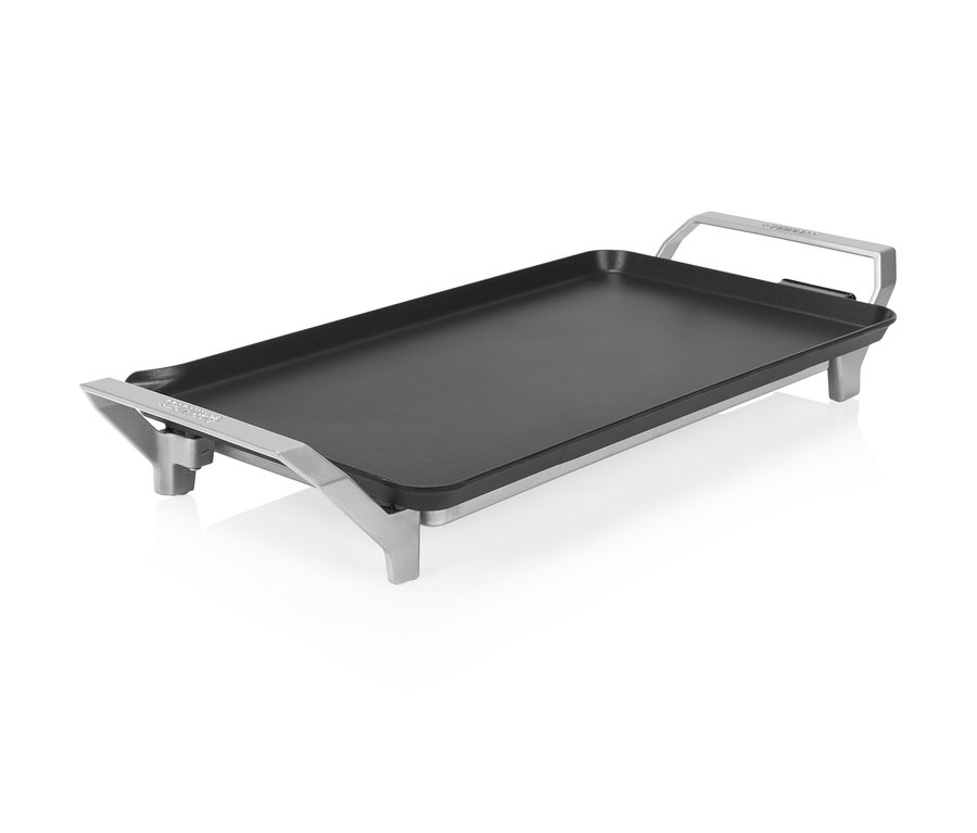 Gril teppanyaki de table noir avec poignées argentées sur fond blanc.