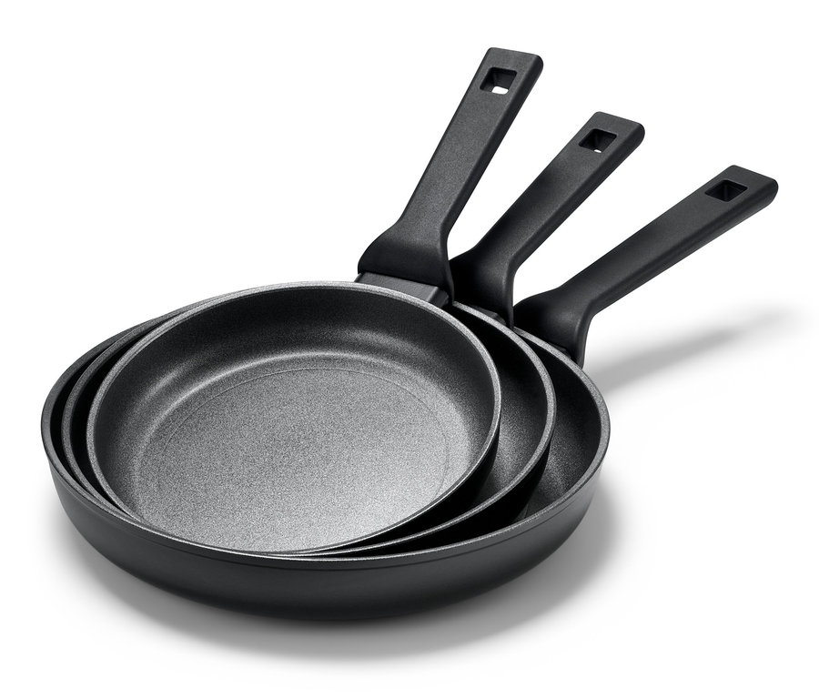 Trois poêles en aluminium de qualité professionnelle (20, 24 et 28 cm) sont empilées les unes sur les autres.