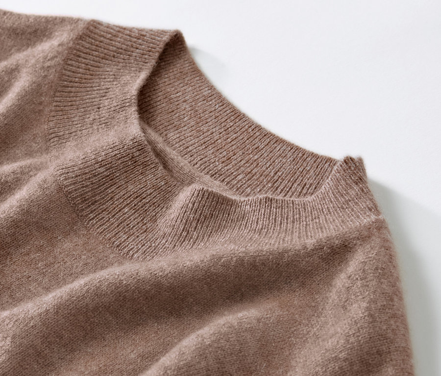 Gros plan sur une robe en cachemire tricotée marron.