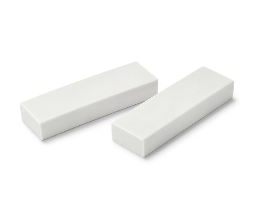 Deux 2
Gommes anti-calcaire blanches sont posées sur un fond blanc.