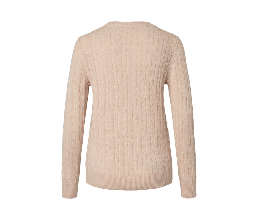 Gros plan sur un pull en maille torsadée crème.