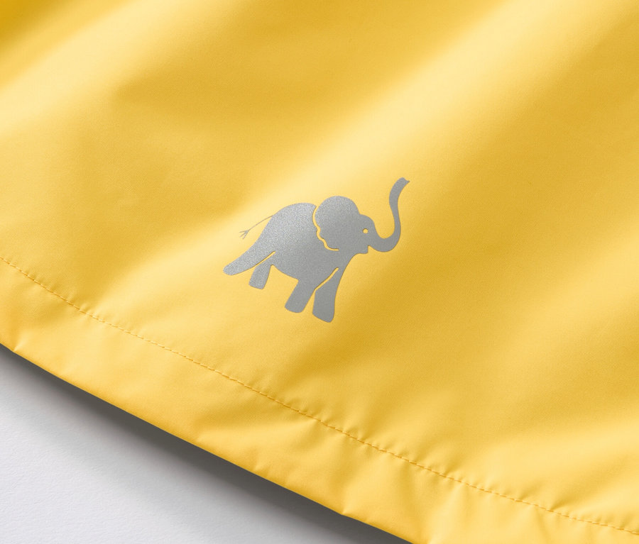 Gros plan sur une veste d’extérieur 3 en 1 jaune pour enfant avec un logo d’éléphant gris.