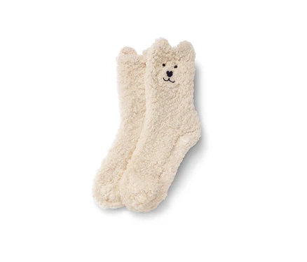 Deux chaussettes douces avec aspect nounours côte à côte.