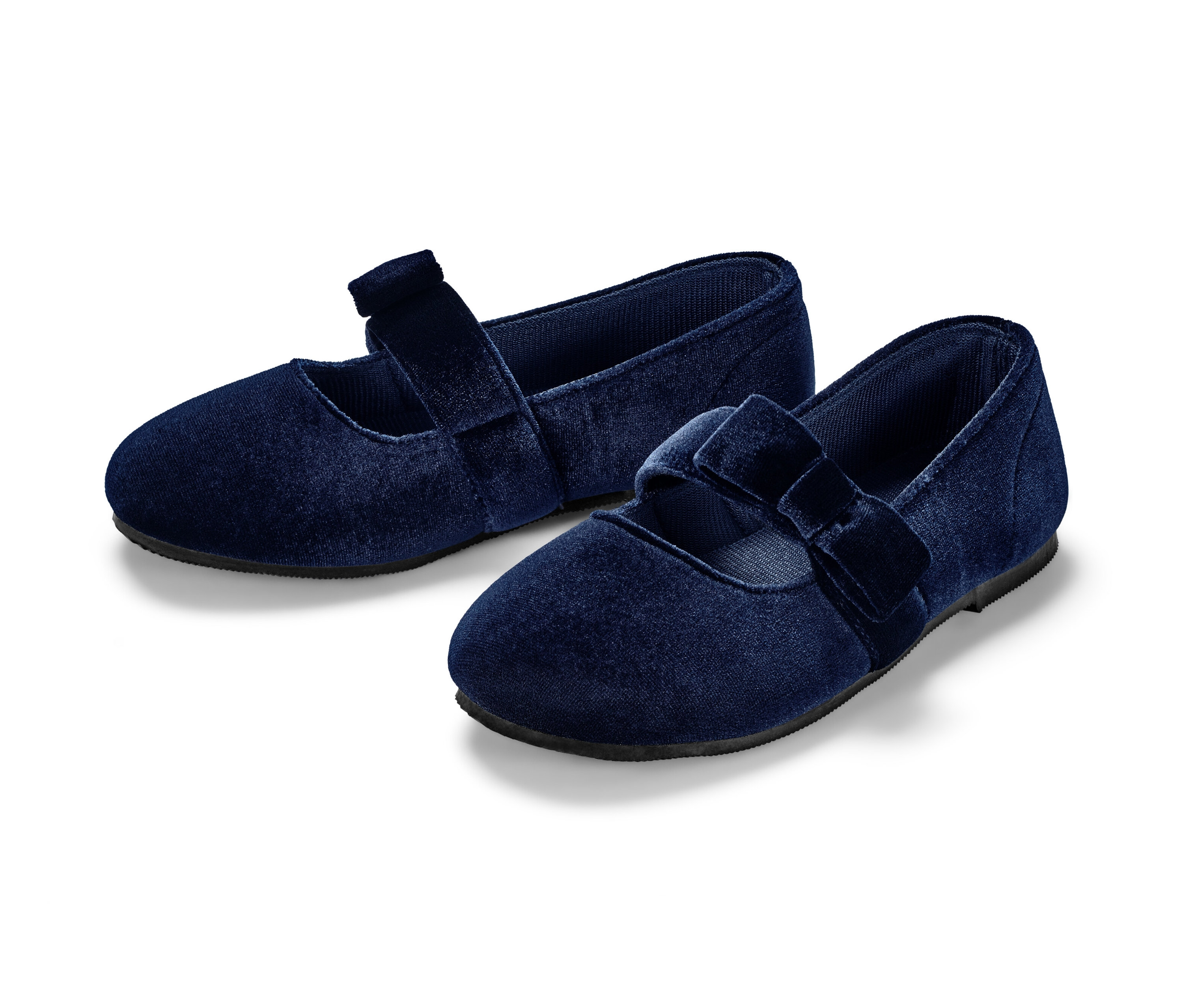 Ballerines en velours bleu marine pour enfant.