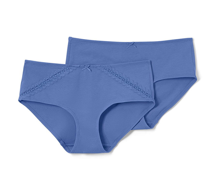 Deux culottes bleues.