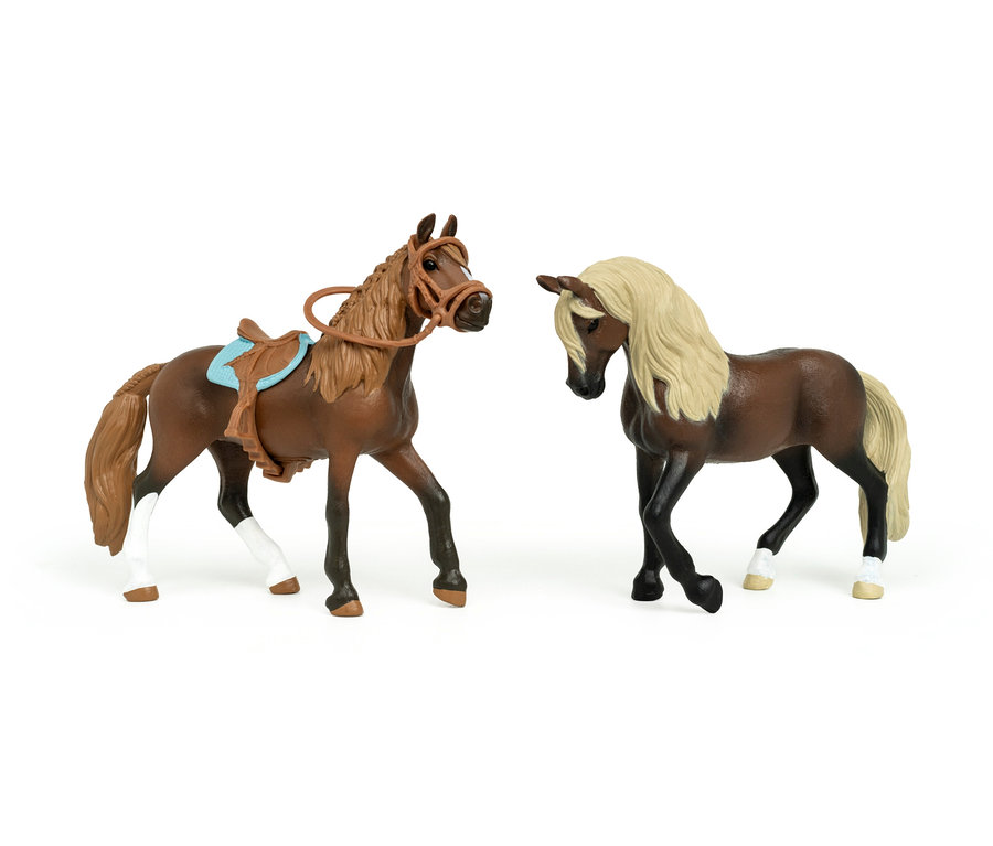 Deux chevaux bruns du kit de démarrage Schleich »Horse Club« se tiennent côte à côte.