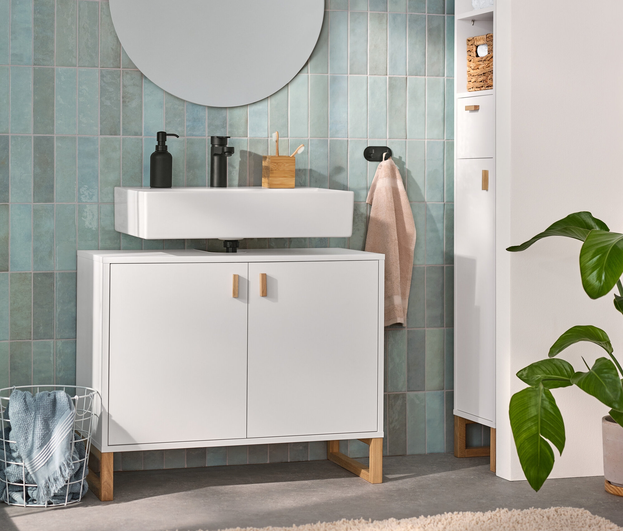 Salle de bain avec miroir avec étagères, armoire haute, meuble sous lavabo.