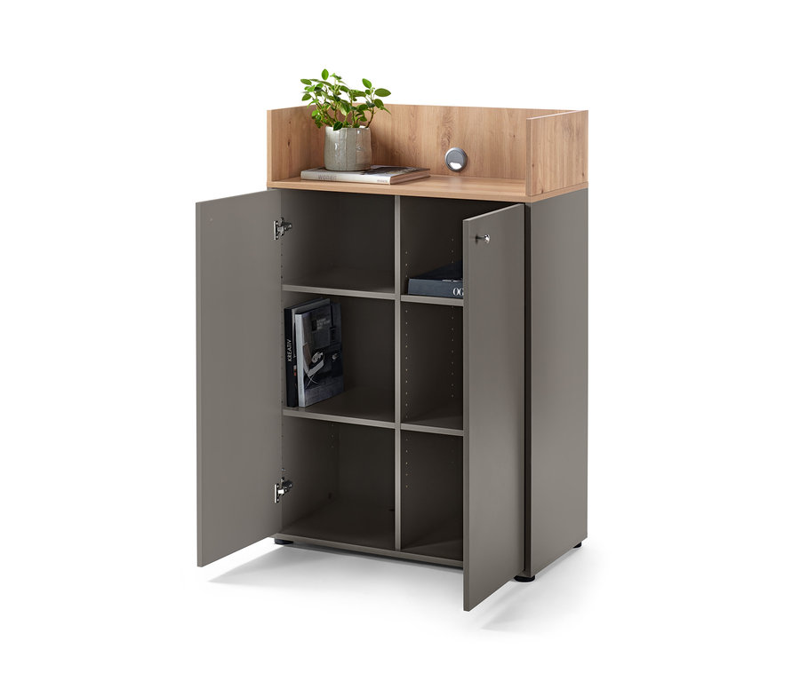 Buffet haut ouvert à 2 portes avec des livres et décorations à l'intérieur.