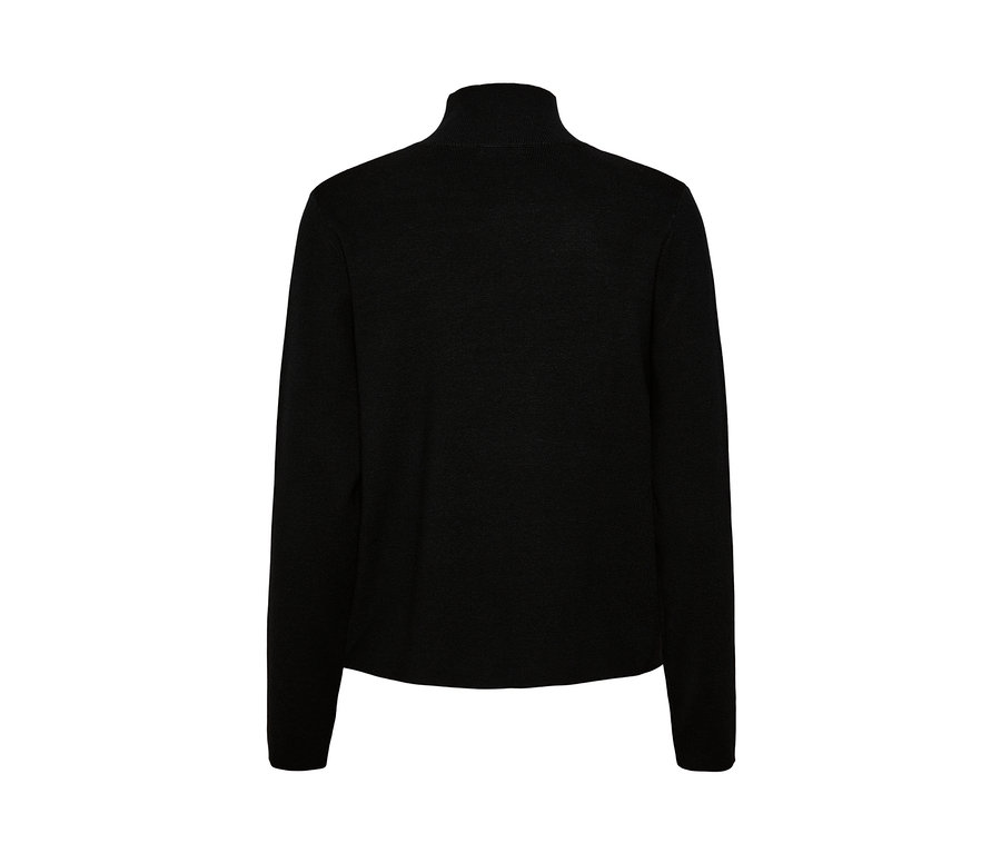Gros plan sur un pull en maille noir.