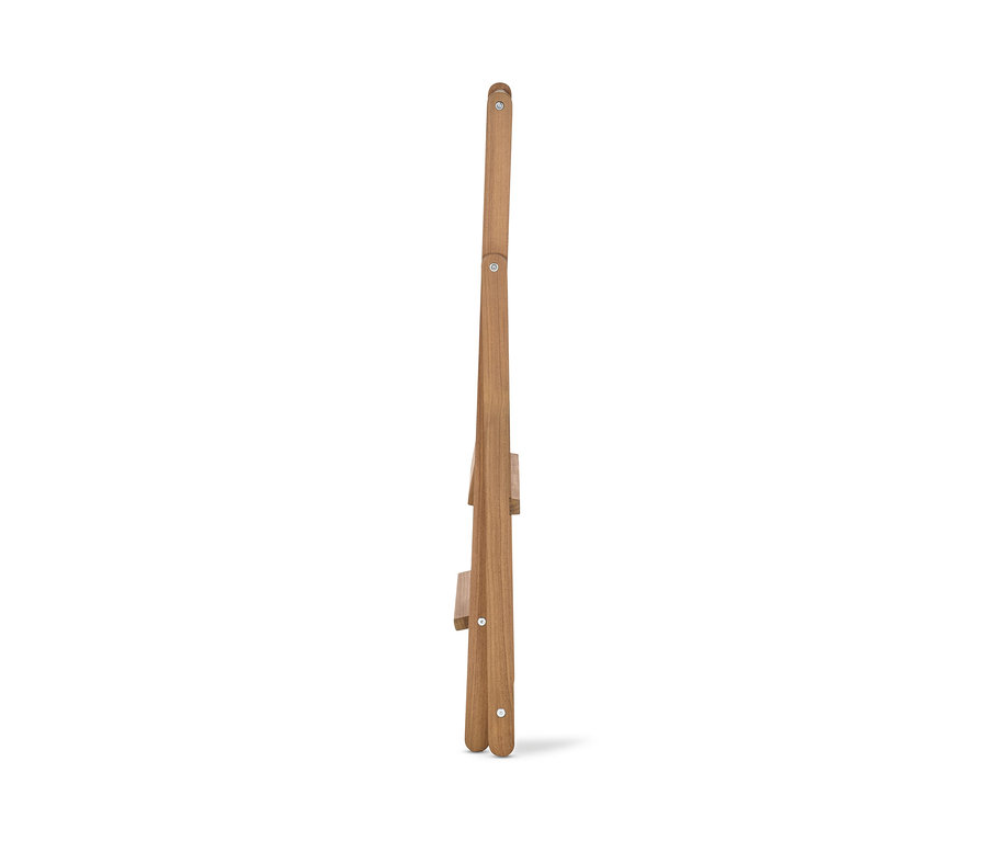 Escabeau en bois massif plié.