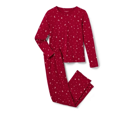 Pyjama rouge avec un imprimé étoiles et lunes.