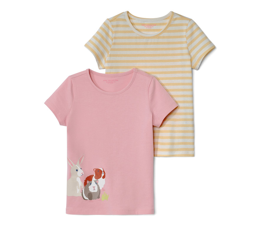 Deux t-shirts pour tout-petit : un rose avec un motif d'animaux et un jaune et blanc rayé.
