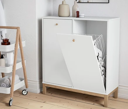 Dans la salle de bain, il y a une étagère à linge et une étagère à roulettes.