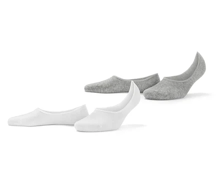 Deux paires de socquettes de sneakers blanches et deux paires grises.
