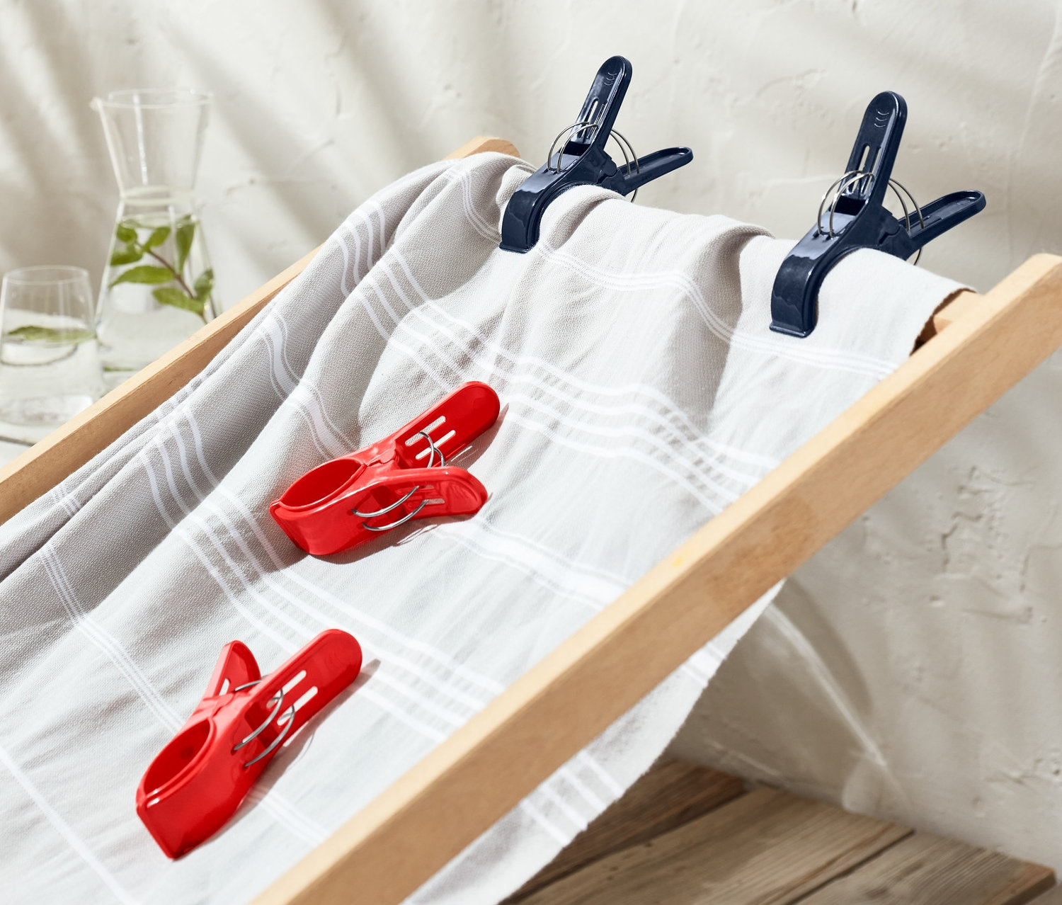 Quatre pinces à linge sont fixées sur une chaise longue.