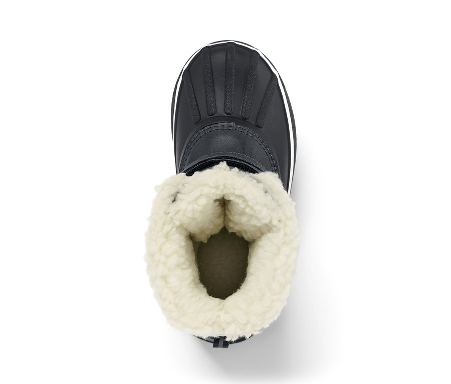 Gros plan vu de dessus d'une botte polyvalente noire pour enfant avec une doublure en fourrure blanche.