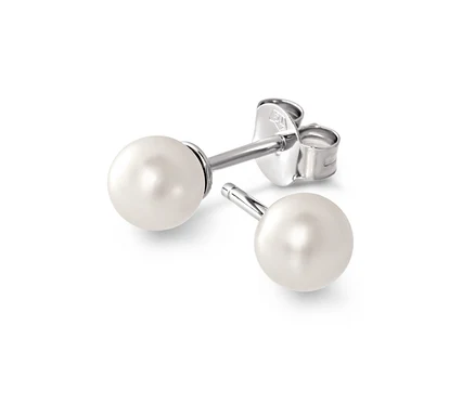Deux clous d’oreilles en argent 925 avec perle de culture sur fond blanc.