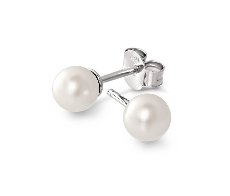 Deux clous d’oreilles en argent 925 avec perle de culture sur fond blanc.