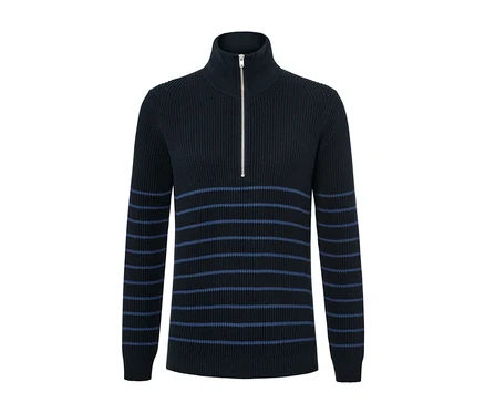 Gros plan d'un pull camionneur bleu marine rayé de bleu avec fermeture éclair.