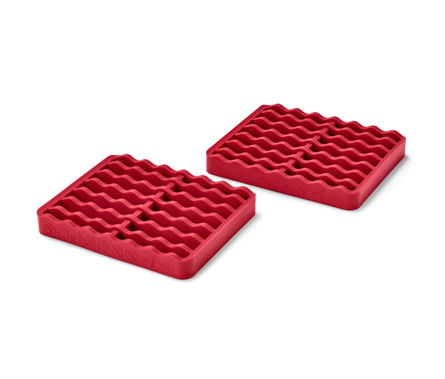 Deux inserts de grilles de cuisson en silicone rouge sur fond blanc.